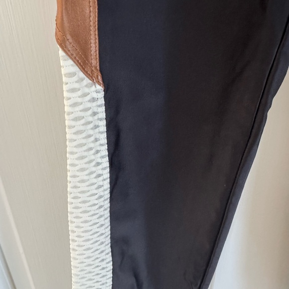 Size Large Koral Leggings with contrasting tan and ivory side detail - Picture 2 of 5
